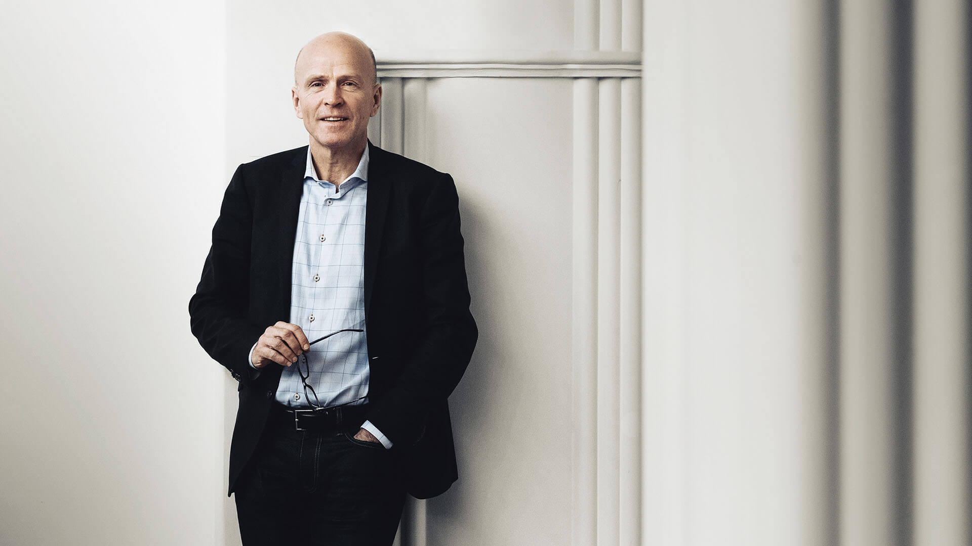 Peter Lagerlöf mot vägg